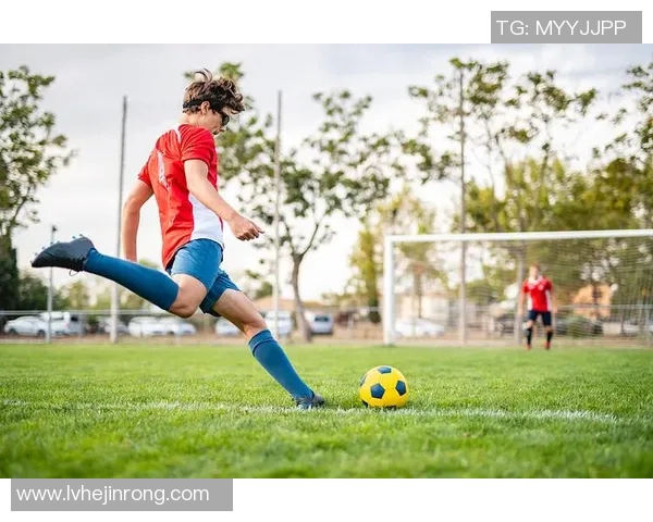 足球明星叉腰背影照片展现自信风采与运动魅力的完美结合