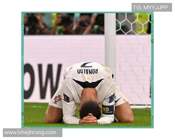 足球明星因球迷批评情绪失控现场发脾气引发热议