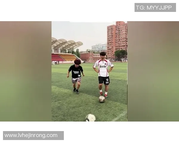 足球明星走出球场挑战野球场展现真实技艺与激情的精彩对决 足球明星走出球场挑战野球场展现真实技艺与激情的精彩对决